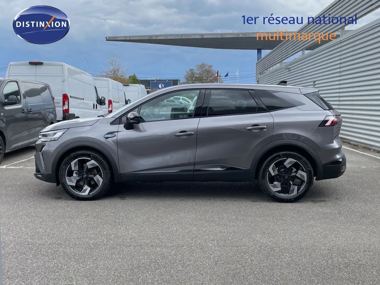 Profil droit d'un Renault Symbioz gris cassiopée métal, SUV hybride 2026 avec jantes noires et détails modernes.