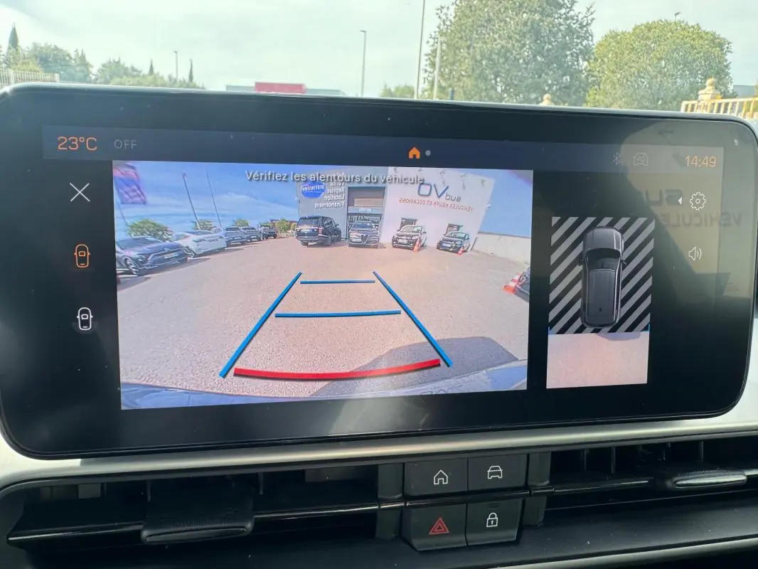 Écran tactile intérieur montrant la caméra de recul et vue 360° du Jeep Avenger gris foncé, tableau de bord moderne.