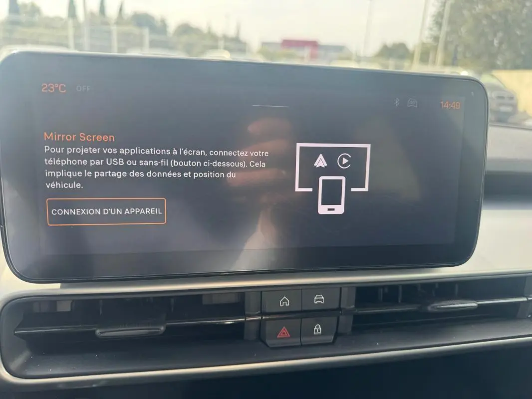 Écran tactile central du Jeep Avenger 2025 gris foncé, affichant l'interface Mirror Screen en intérieur.