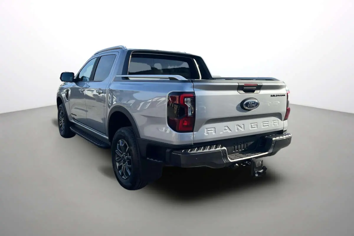 Ford Ranger gris iconic en 3/4 arrière droit, avec arceau sport, attelage et jantes alu 18 pouces visibles.