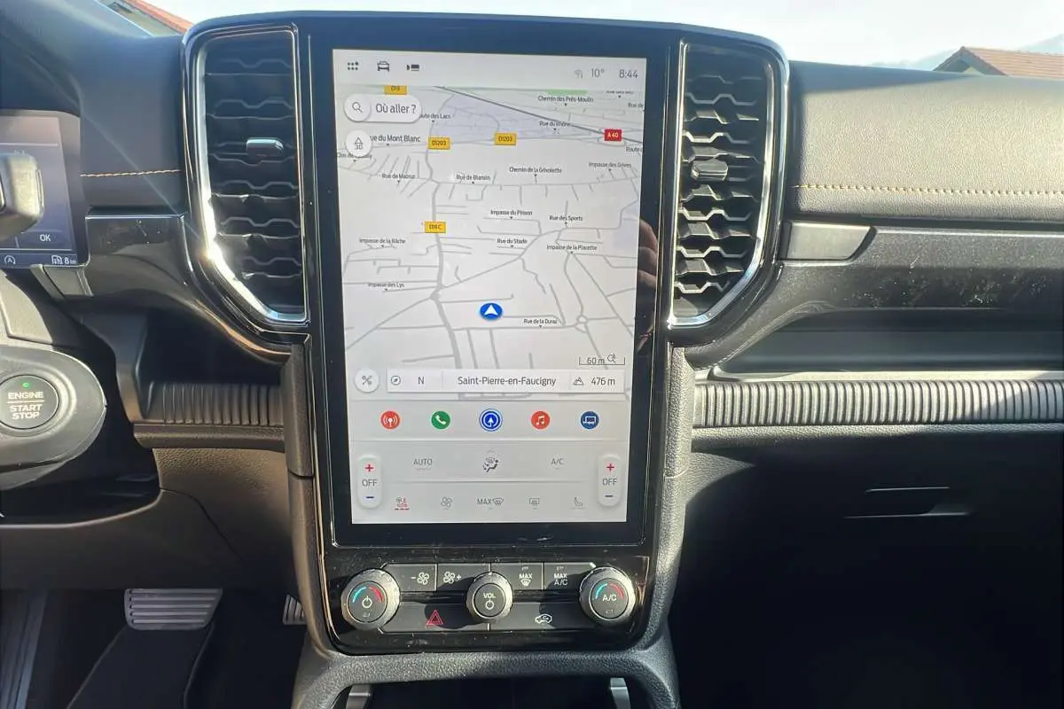 Vue rapprochée de la console centrale du Ford Ranger 2026 avec écran tactile vertical affichant la navigation.