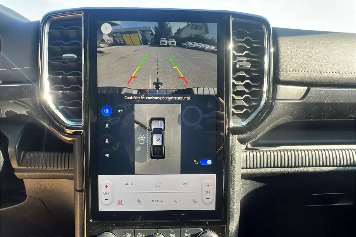Écran central tactile du Ford Ranger Wildtrak 2026 montrant la caméra 360° et l’aide au stationnement.