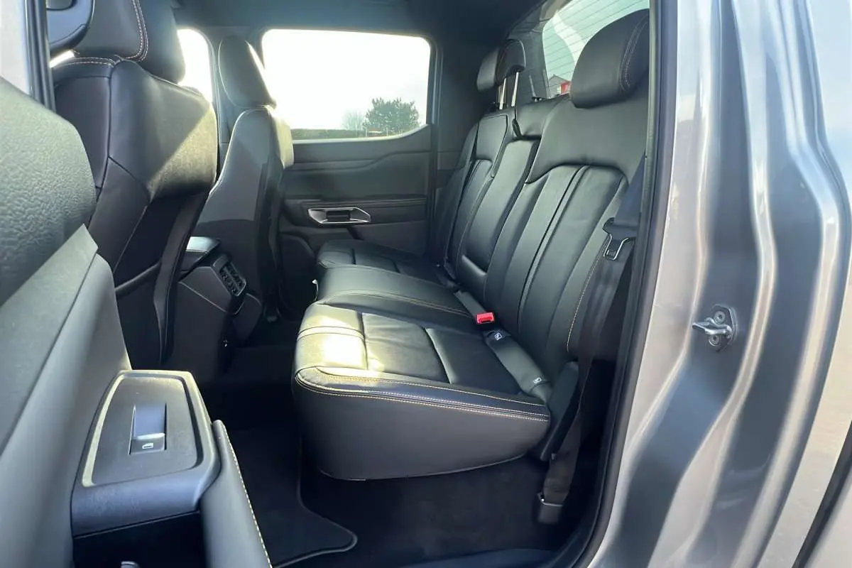 Vue intérieure côté droit sur les sièges arrière en cuir noir du Ford Ranger 2026 gris iconic, double cabine.
