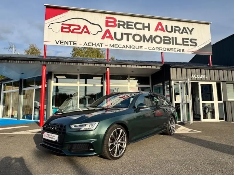 Audi S4 Avant vert Gotland en 3/4 avant droit, stationnée devant un garage avec enseigne Brech Auray Automobiles.