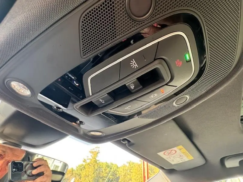 Vue en contre-plongée du panneau de commandes de toit ouvrant et éclairage intérieur de l'Audi S4 Avant Vert Gotland de 2017