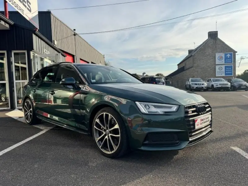 Audi S4 Avant vert Gotland vue 3/4 avant droit avec jantes alliage et calandre chromée