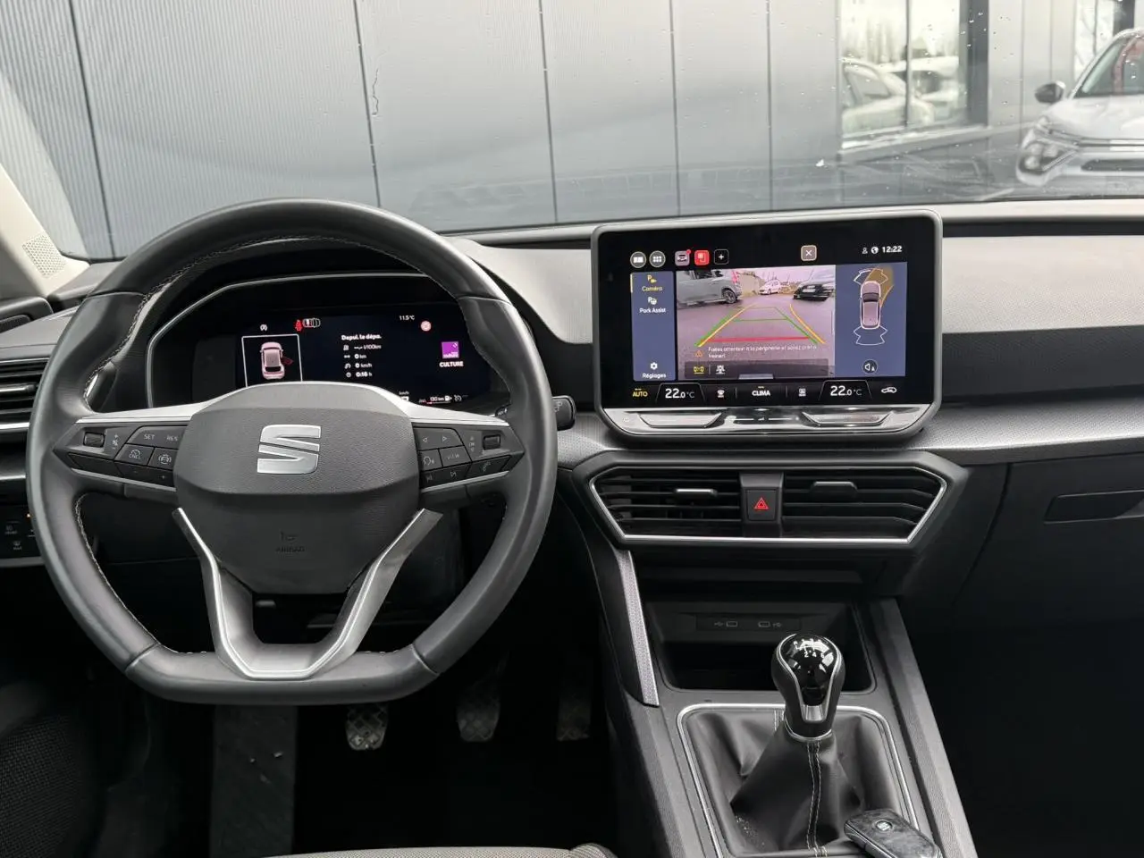 Vue intérieure du tableau de bord et volant cuir multifonction de la SEAT LEON 1.5 TSI 115 Style avec boîte manuelle.