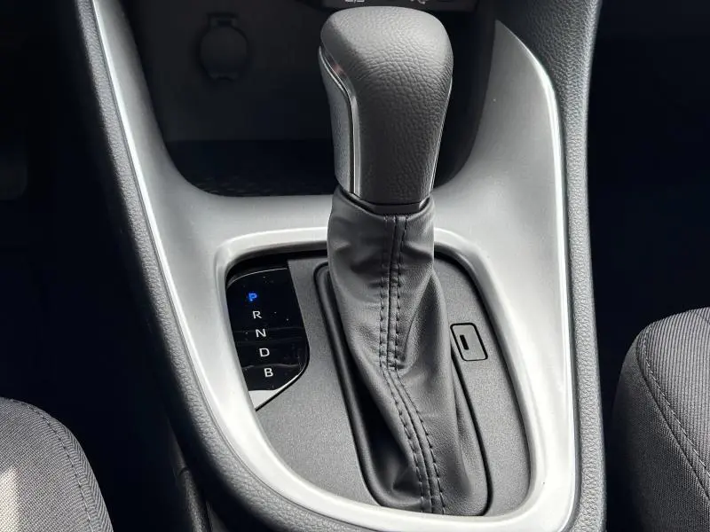 Vue rapprochée du levier de vitesse automatique noir et gris de la Toyota Yaris 116h Dynamic 2025.