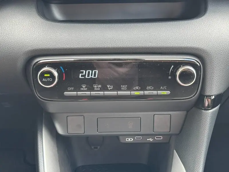 Panneau de climatisation automatique affichant 20°C dans l’habitacle d’une Toyota Yaris 116h Dynamic blanche.
