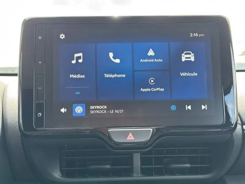 Écran tactile central de la Toyota Yaris 116h Dynamic 2025 affichant les options médias, téléphone, Android Auto et Apple CarPlay.