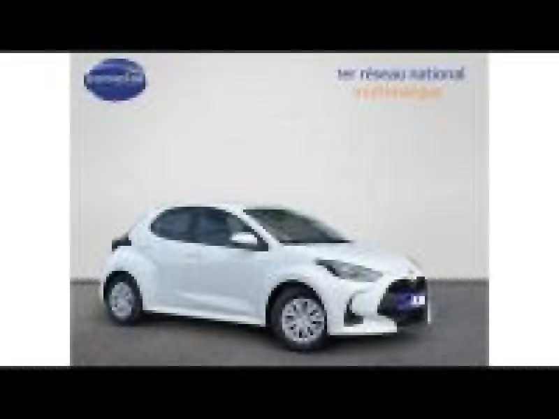 Toyota Yaris 116h Dynamic blanc vue 3/4 avant droit, avec calandre noire et jantes alu visibles.