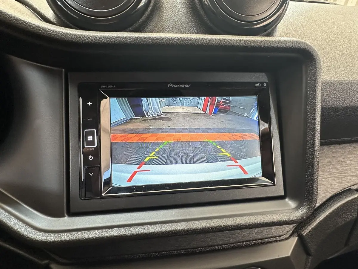 Écran central montrant la caméra de recul côté conducteur de l’AIXAM AMBITION 0.5 CITY PACK blanc, vue intérieure.