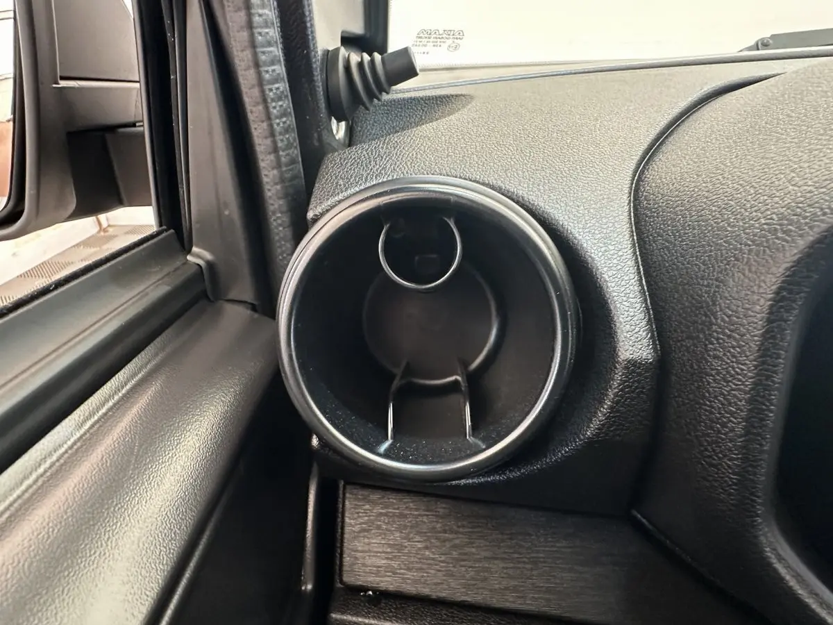 Détail de la sortie d’air ronde côté gauche du tableau de bord de l’AIXAM Ambition 0.5 City Pack 2026 blanc.