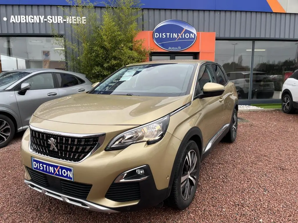 Peugeot 3008 jaune clair vue 3/4 avant droit, avec calandre noire et jantes alliage distinctives.