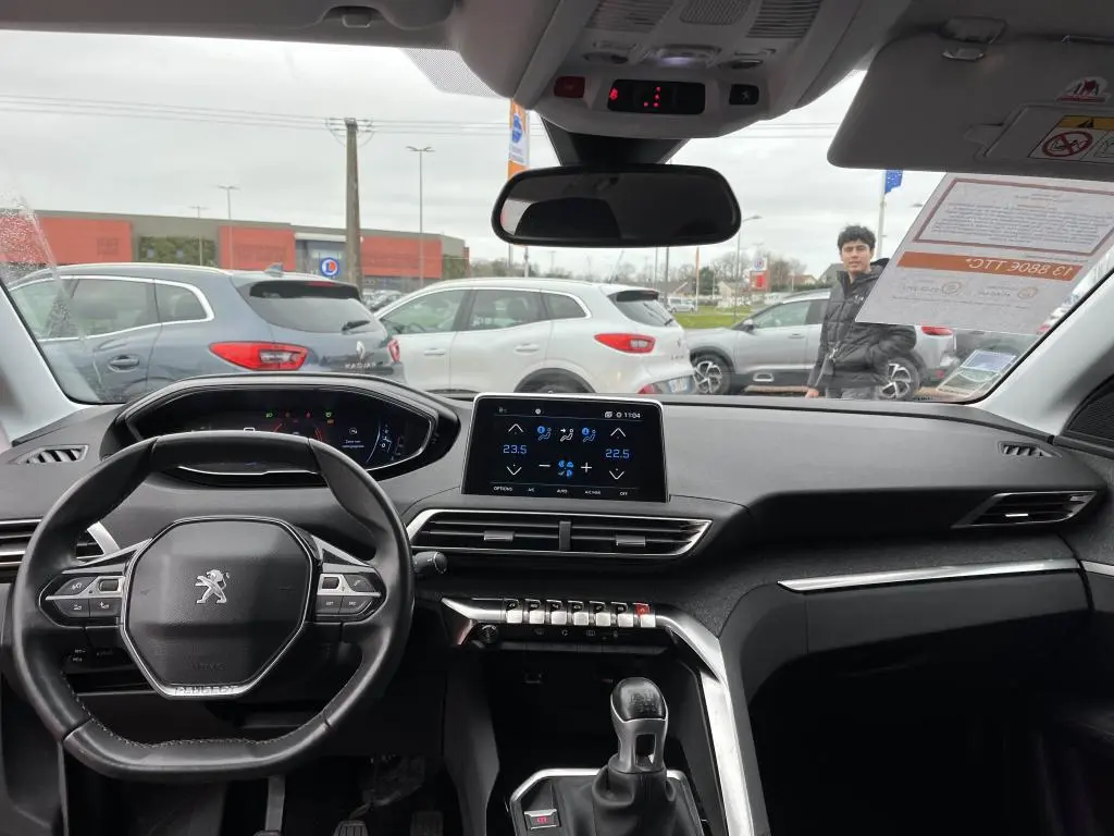 Vue intérieure avant du Peugeot 3008 2017 avec tableau de bord numérique et écran tactile central.