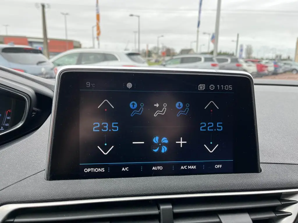 Écran tactile central du Peugeot 3008 montrant la commande de climatisation automatique bi-zone avec réglages de température.
