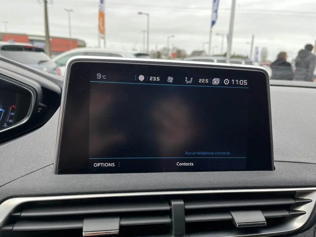 Écran tactile central du tableau de bord du Peugeot 3008 2017, affichage numérique et commandes intégrées.