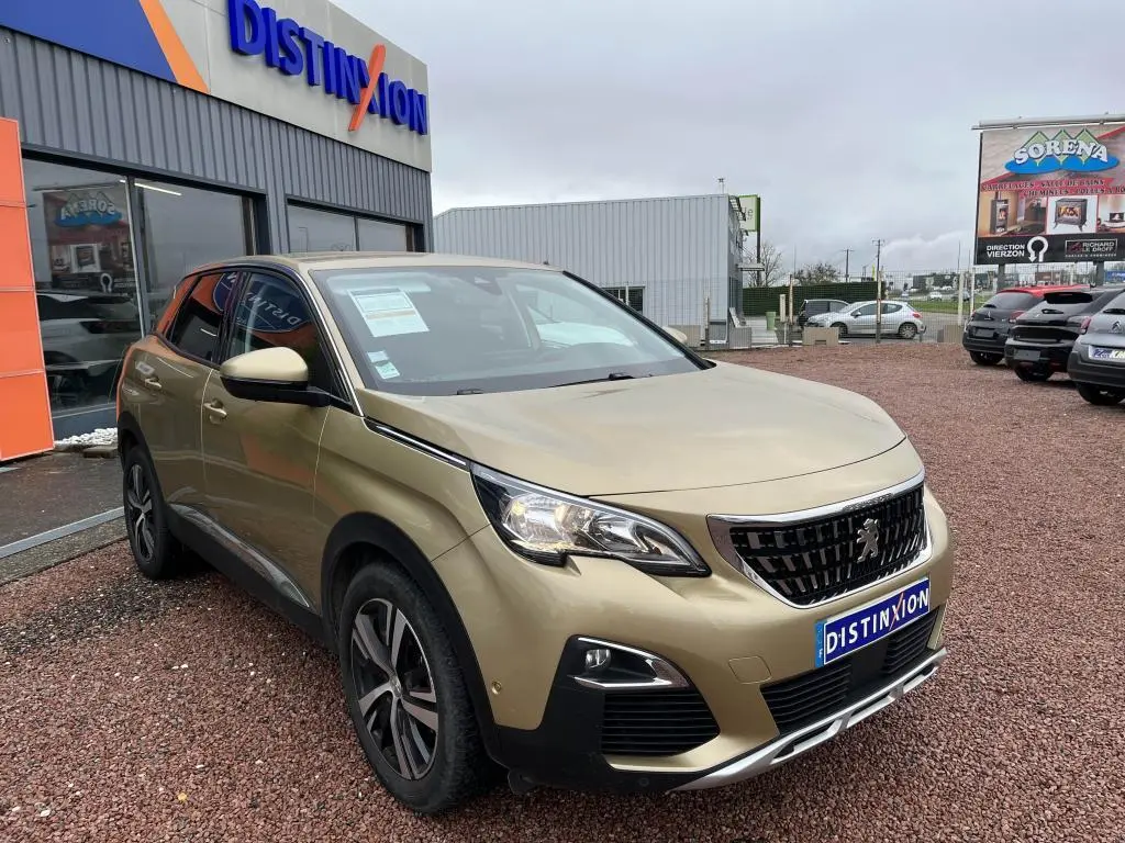 Peugeot 3008 2017 jaune clair en 3/4 avant droit, avec calandre noire et jantes alliage visibles, stationnée devant un showroom.