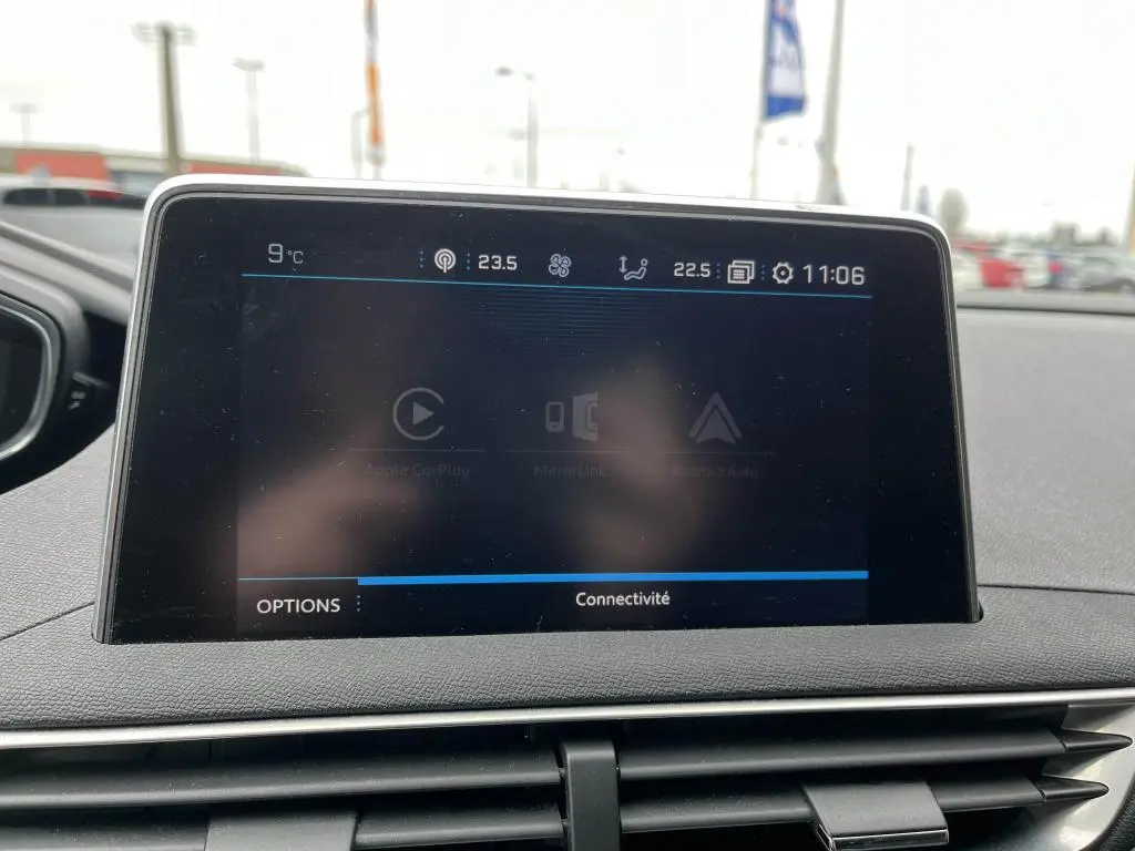 Écran tactile central du Peugeot 3008 2017 affichant les options de connectivité dans un intérieur moderne.