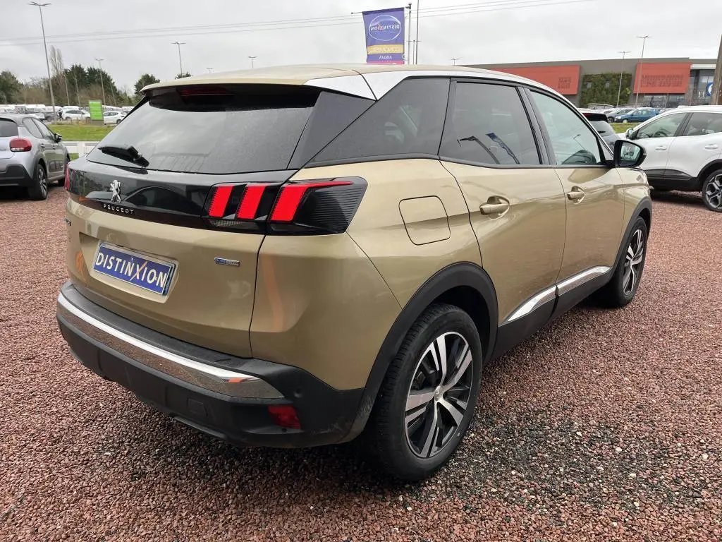 Vue 3/4 arrière droite d’un Peugeot 3008 jaune clair avec toit noir et feux arrière à griffes rouges distinctifs.