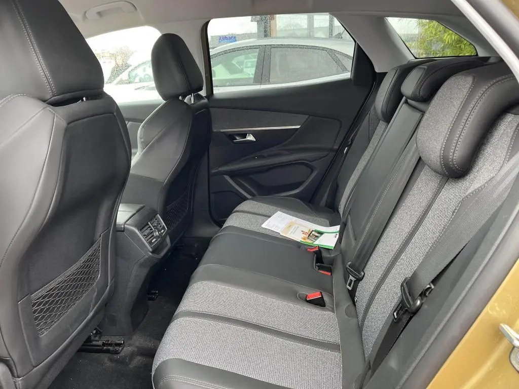 Vue intérieure côté droit des sièges arrière gris tissu et TEP du Peugeot 3008 jaune clair de 2017.