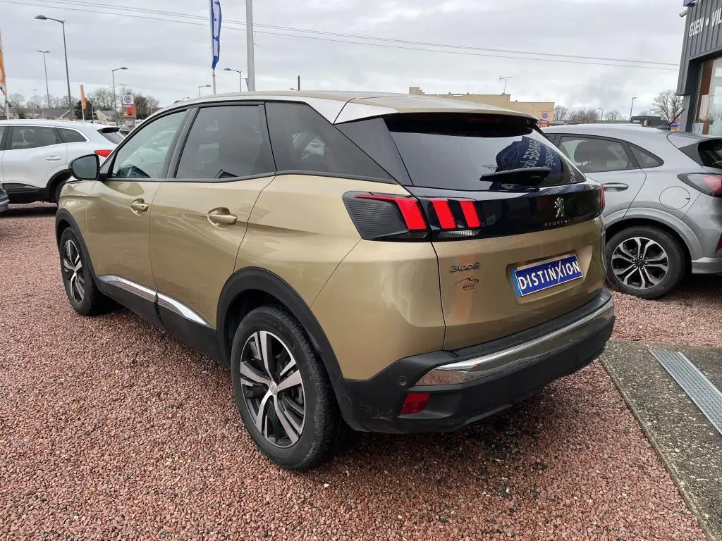 Vue 3/4 arrière droite d'un Peugeot 3008 jaune clair avec feux arrière à griffes et jantes alliage.