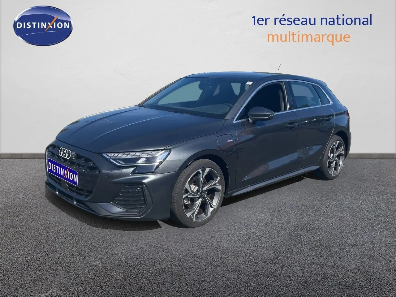 Audi A3 Sportback gris Daytona métal vue 3/4 avant droit avec jantes spécifiques S-Line et calandre noire.