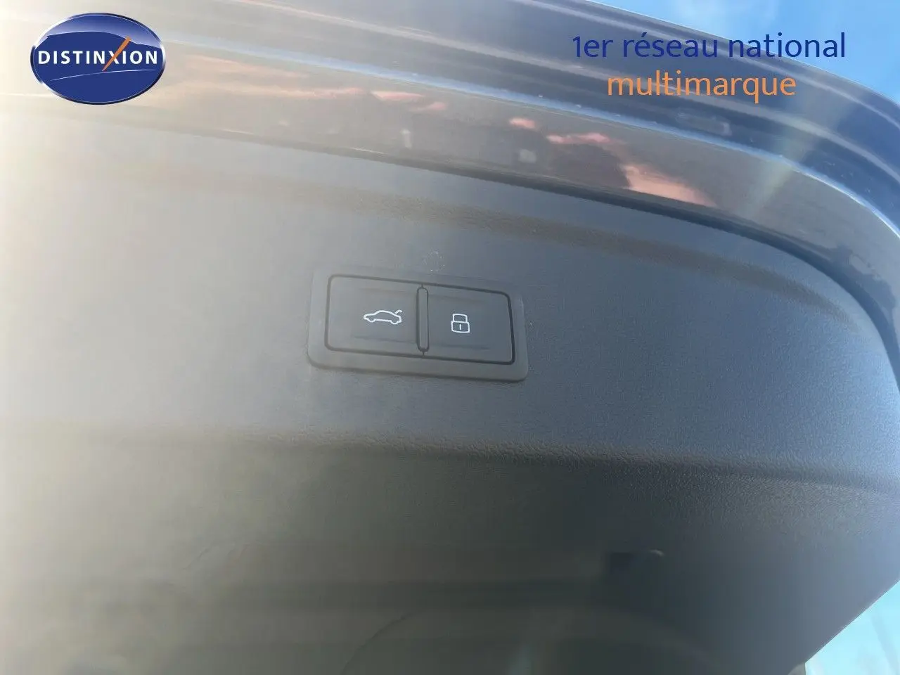 Gros plan sur le panneau de commande d’ouverture et de verrouillage du hayon d’un Audi A3 Sportback gris Daytona Metal.