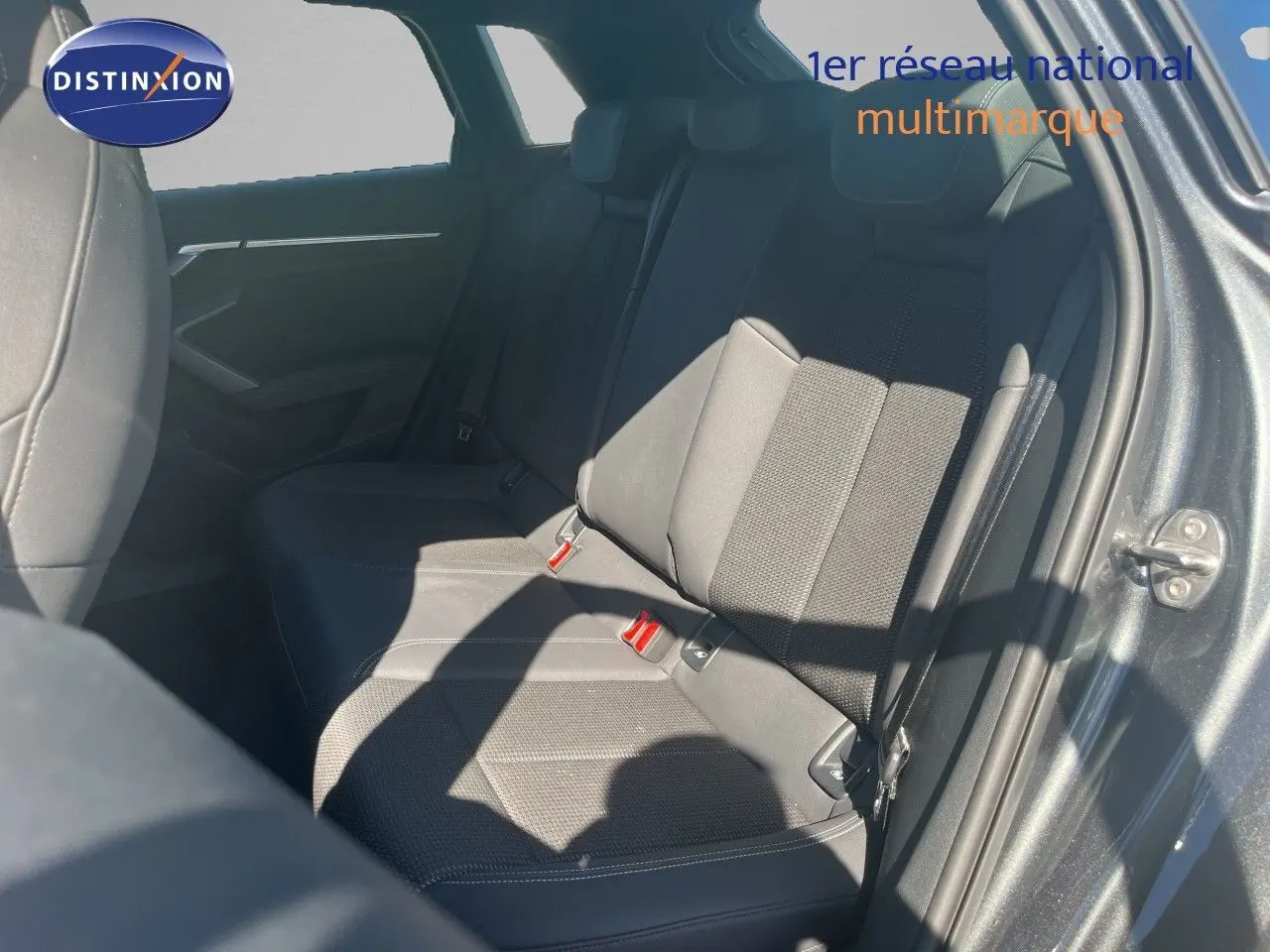 Vue intérieure sur la banquette arrière côté droit de l’Audi A3 Sportback gris Daytona, avec sellerie tissu noire.