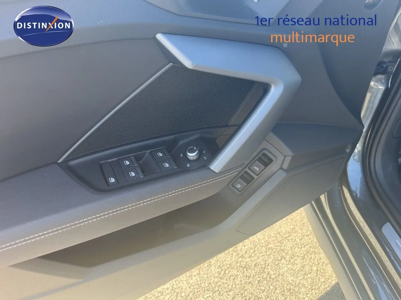 Détail de la porte avant gauche de l'Audi A3 Sportback gris Daytona, montrant les commandes des vitres et rétroviseurs.