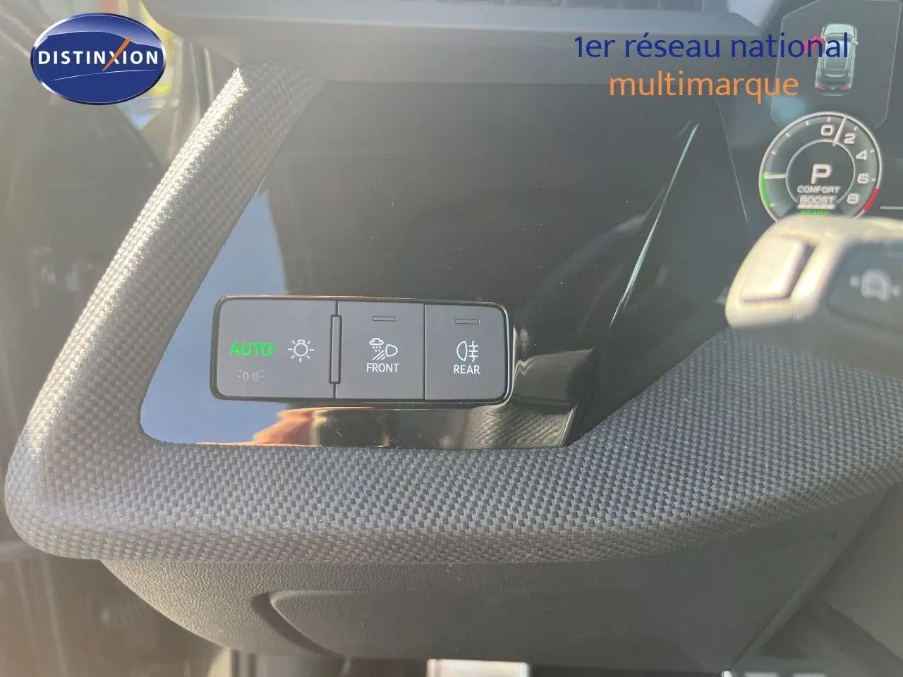 Vue rapprochée du panneau de commande des feux sur le côté gauche intérieur d’un Audi A3 Sportback gris Daytona Metal 2025.