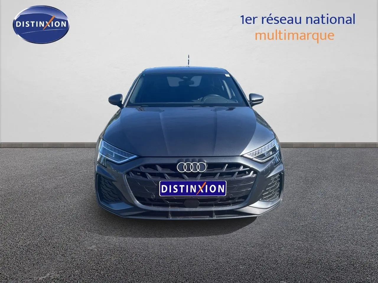 Vue frontale d'une Audi A3 Sportback 40 TFSIe S-Line gris Daytona métallisé avec calandre large et phares LED fins.