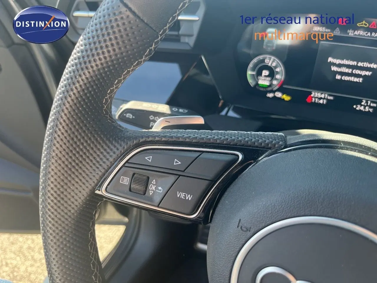 Gros plan sur le volant perforé et les commandes multifonctions de l'Audi A3 Sportback 40 TFSIe S-Line 2025.