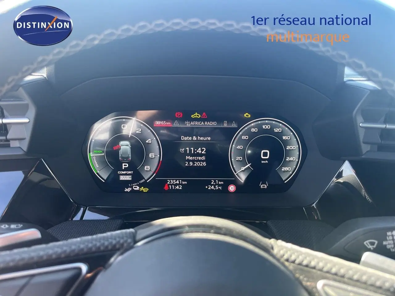 Vue du tableau de bord numérique de l'Audi A3 Sportback 40 TFSIe S-Line 2025, affichage moderne et clair.