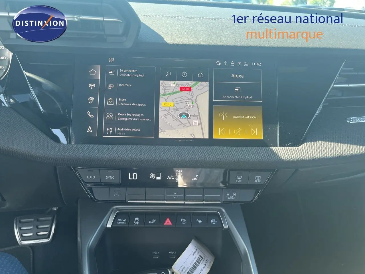 Vue rapprochée de l’écran tactile et console centrale de l’Audi A3 Sportback 2025, finition S-Line, intérieur noir moderne.