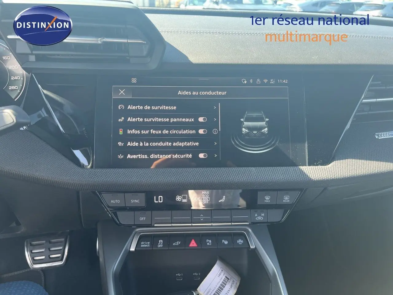 Vue intérieure du tableau de bord de l'Audi A3 Sportback 40 TFSIe S-Line 2025, avec écran tactile affichant les aides à la conduite.