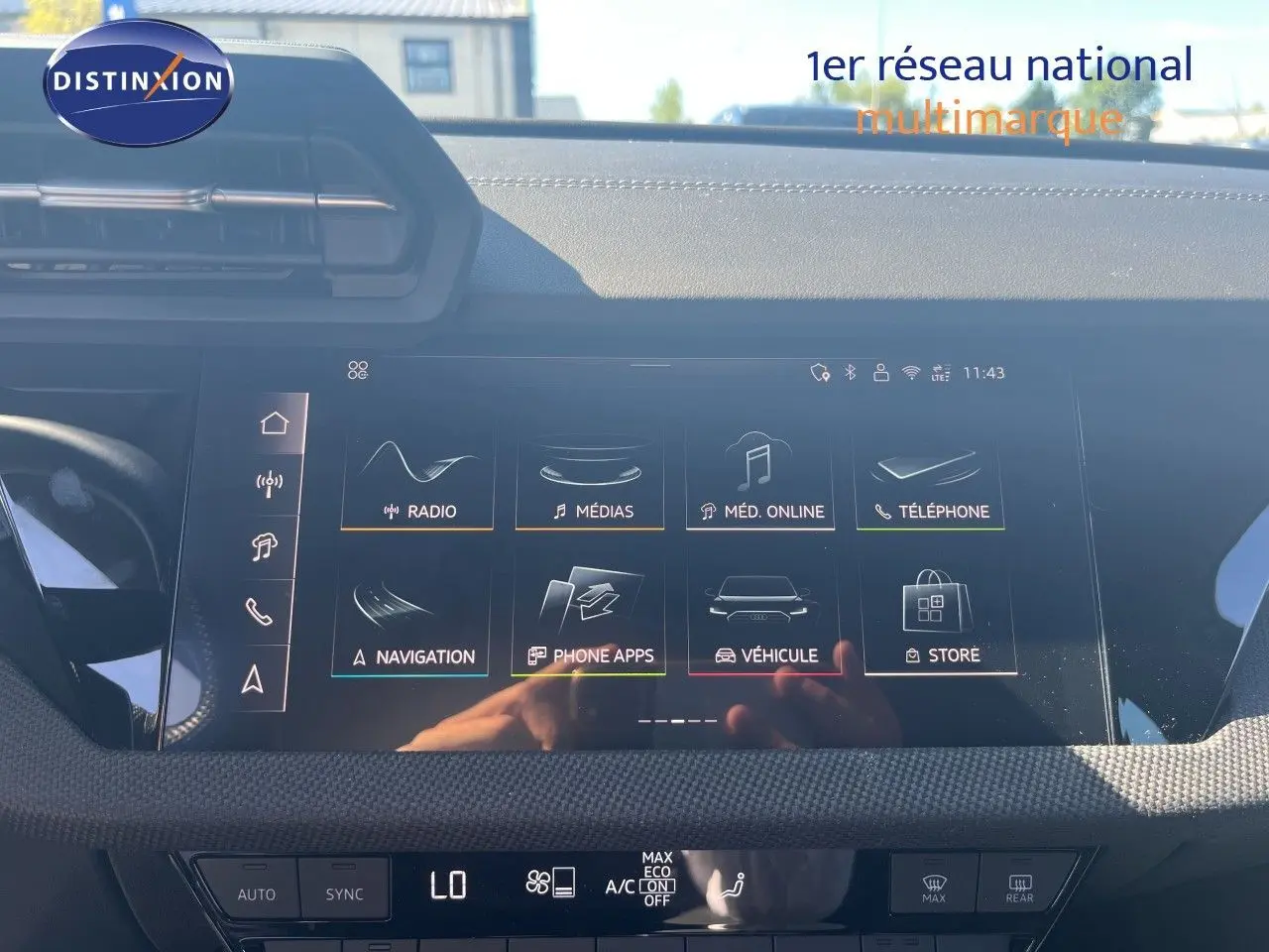 Écran tactile central de l'Audi A3 Sportback 2025 affichant les menus multimédia et navigation, avec tableau de bord noir.