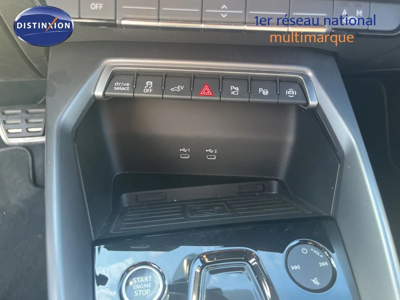 Vue rapprochée de la console centrale de l’Audi A3 Sportback 2025, avec boutons de contrôle et ports USB visibles.