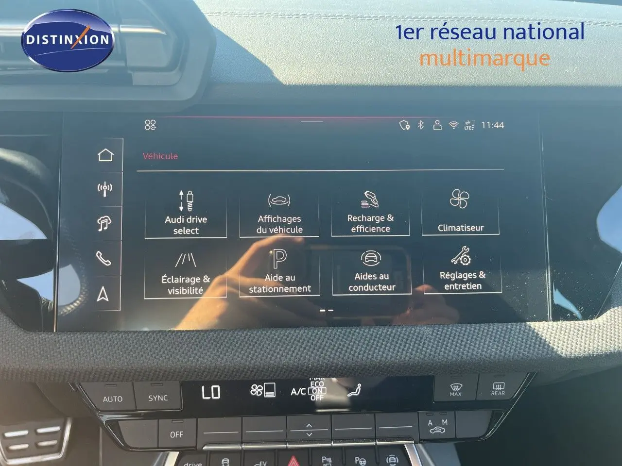 Écran tactile intérieur de l’Audi A3 Sportback gris Daytona, affichant les réglages du véhicule en vue frontale.