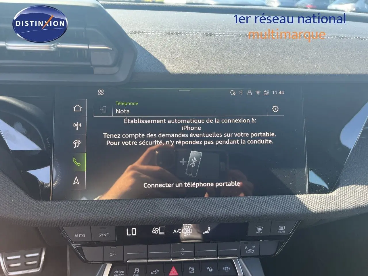 Vue intérieure du tableau de bord de l'Audi A3 Sportback gris Daytona, écran tactile central avec connectivité téléphone visible.