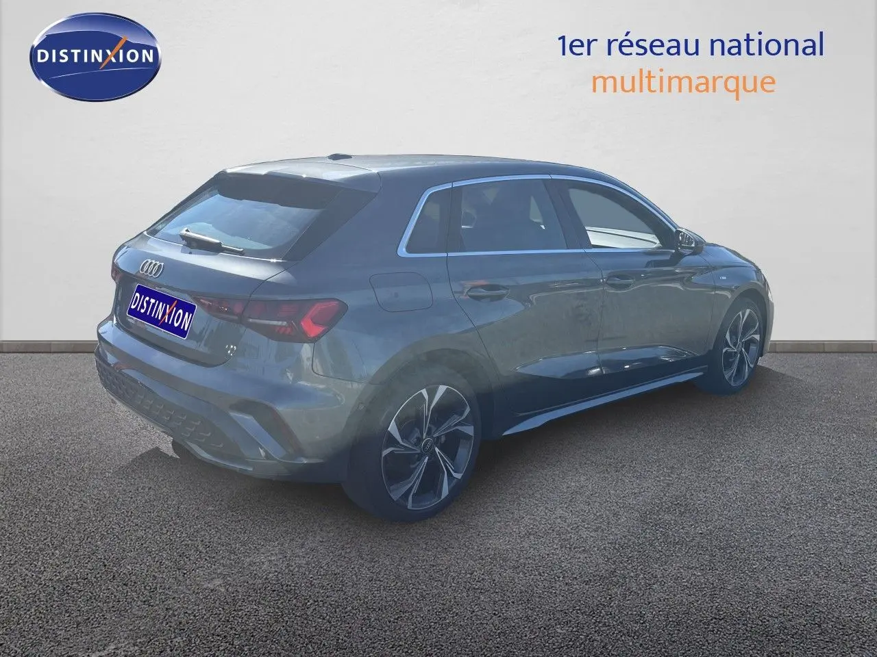 Audi A3 Sportback gris Daytona métal vue 3/4 arrière droit, jantes alliage et lignes S-Line distinctives.