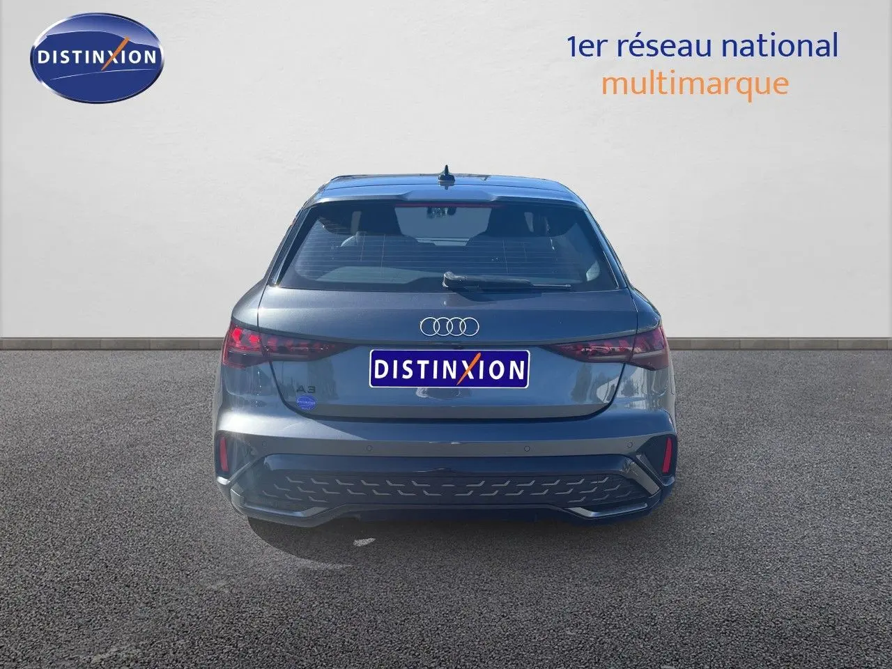 Vue arrière d'une Audi A3 Sportback 40 TFSIe gris Daytona, avec feux LED et logo distinctif au centre du hayon.