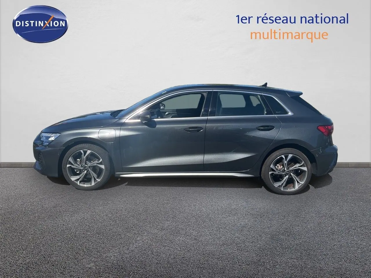 Profil latéral droit d'une Audi A3 Sportback 40 TFSIe S-Line gris Daytona métallisé avec jantes alliage et prise de recharge visible.