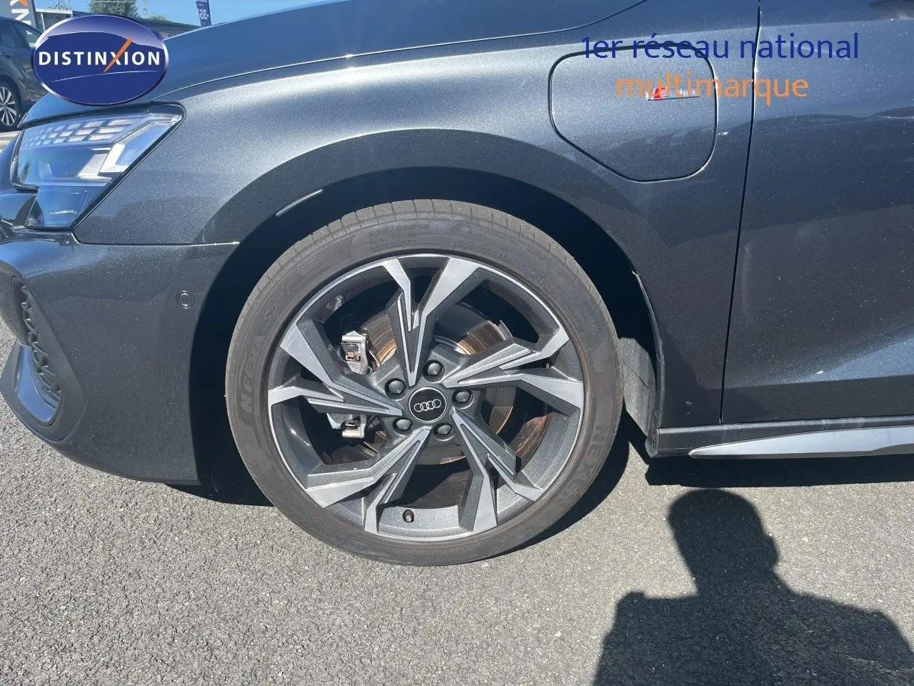 Gros plan sur la roue avant gauche d’une Audi A3 Sportback gris Daytona avec jante alliage S-Line.
