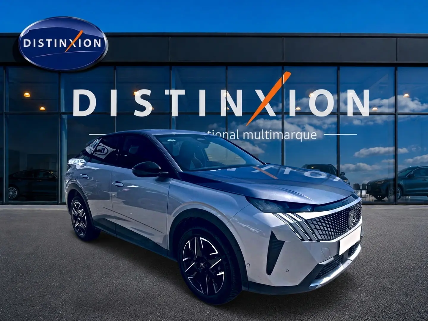 Peugeot 3008 gris en 3/4 avant droit, avec calandre distinctive et jantes alliage noires.