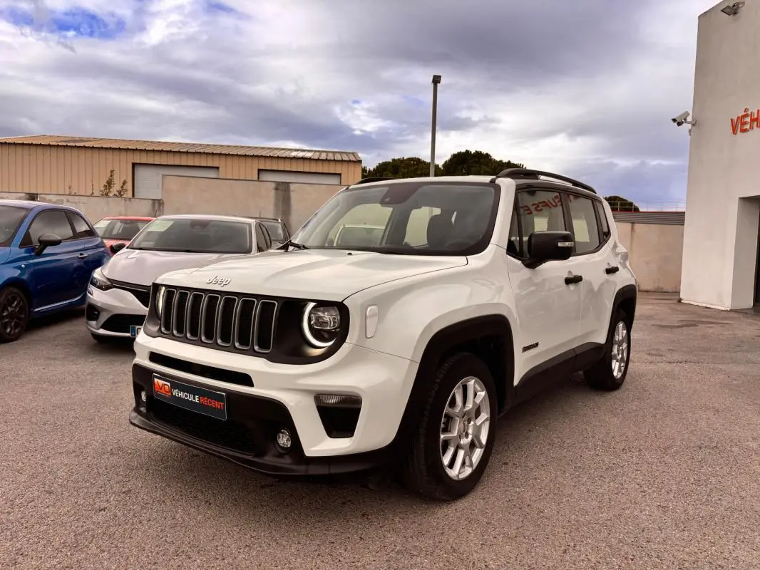 Jeep Renegade blanc vue 3/4 avant droit, calandre noire distinctive et jantes argentées, modèle 2024 e-Hybrid Altitude.