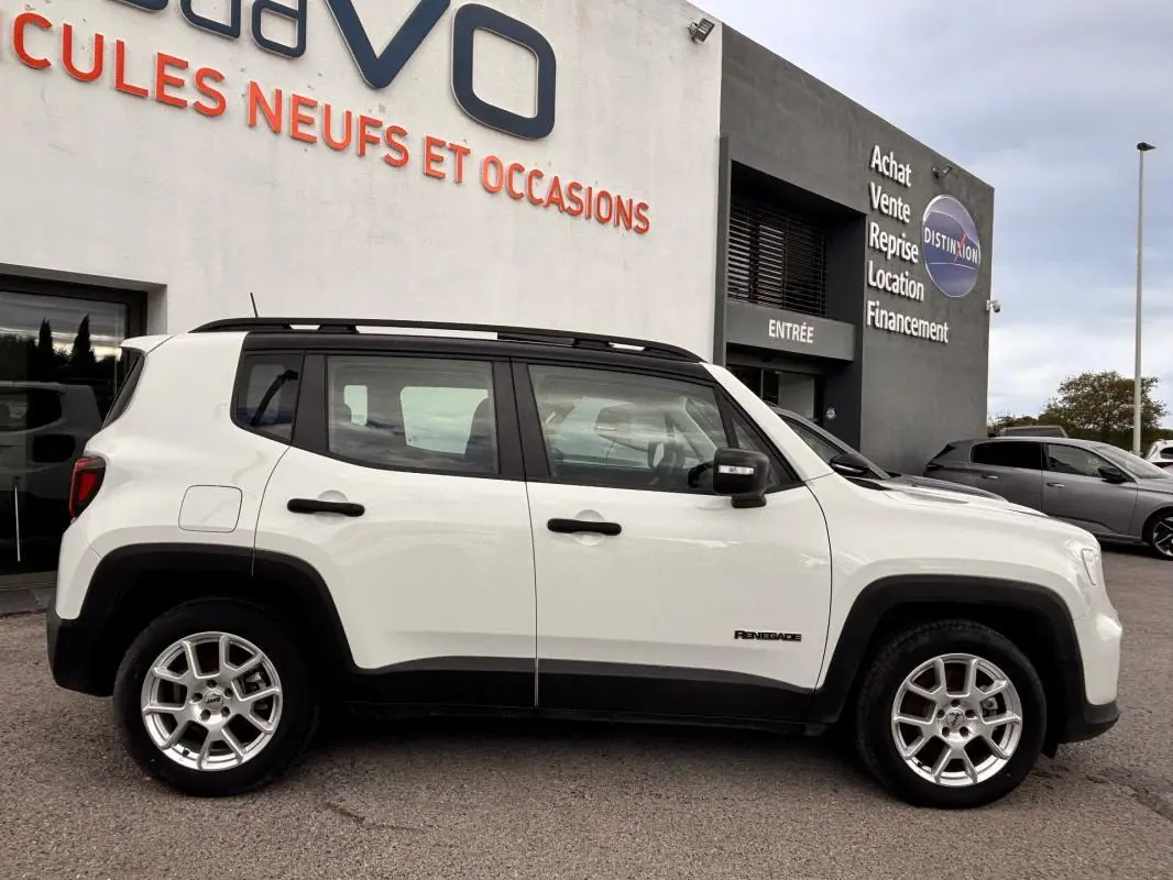 Jeep Renegade blanc vu de profil côté gauche, avec jantes alliage et détails noirs contrastants.