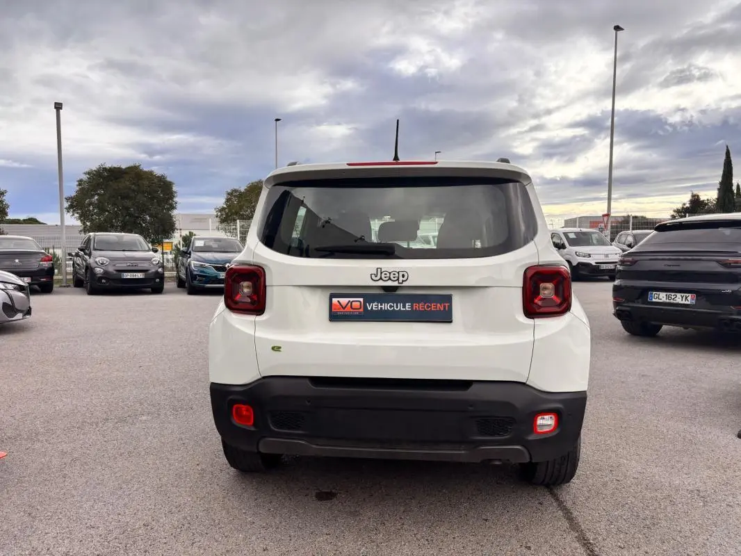 Vue arrière d'un Jeep Renegade blanc 2024 avec feux carrés rouges et badge e-Hybrid visible sur le coffre.