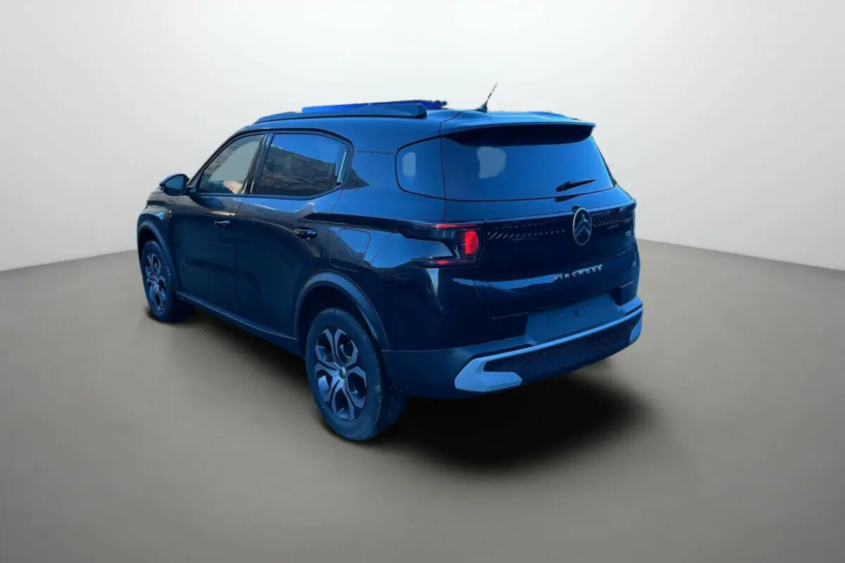 Vue 3/4 arrière gauche d'un Citroën C3 Aircross noir perla nera avec feux arrière LED et jantes alliage distinctives.