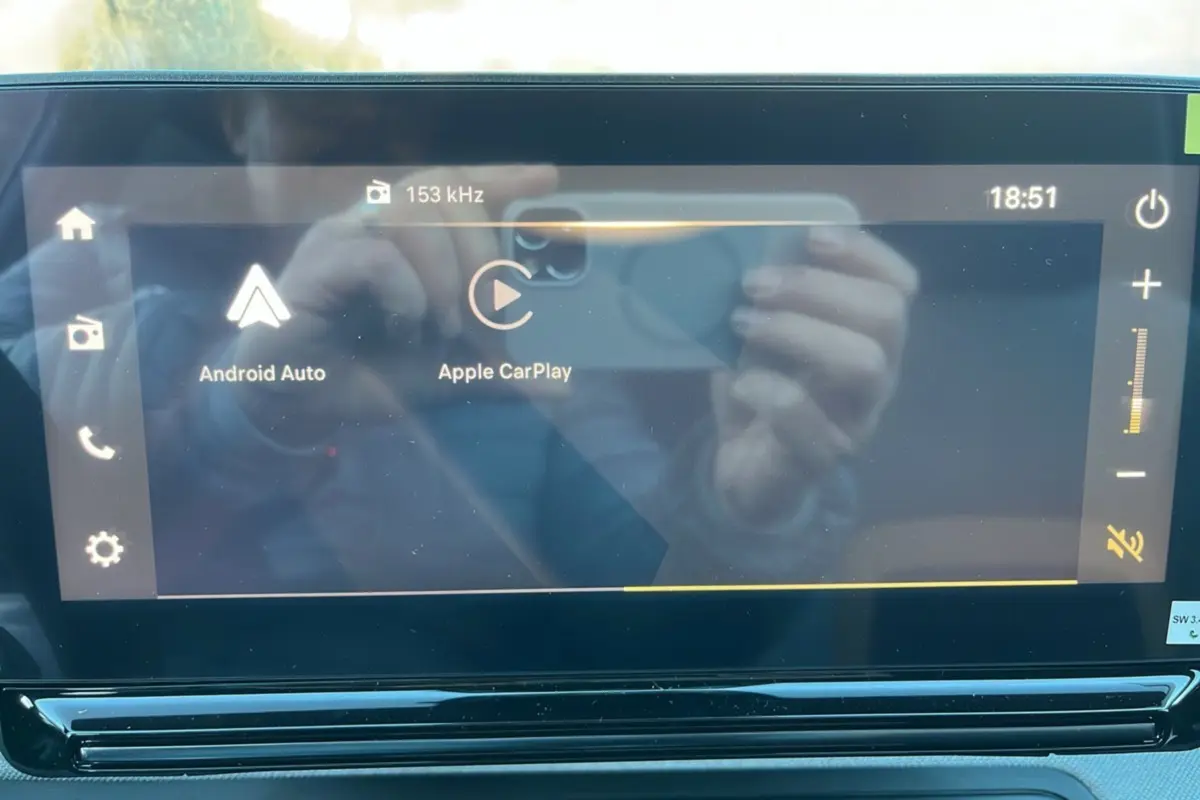 Écran tactile central de la Citroën C3 Aircross 2025 affichant les options Android Auto et Apple CarPlay.